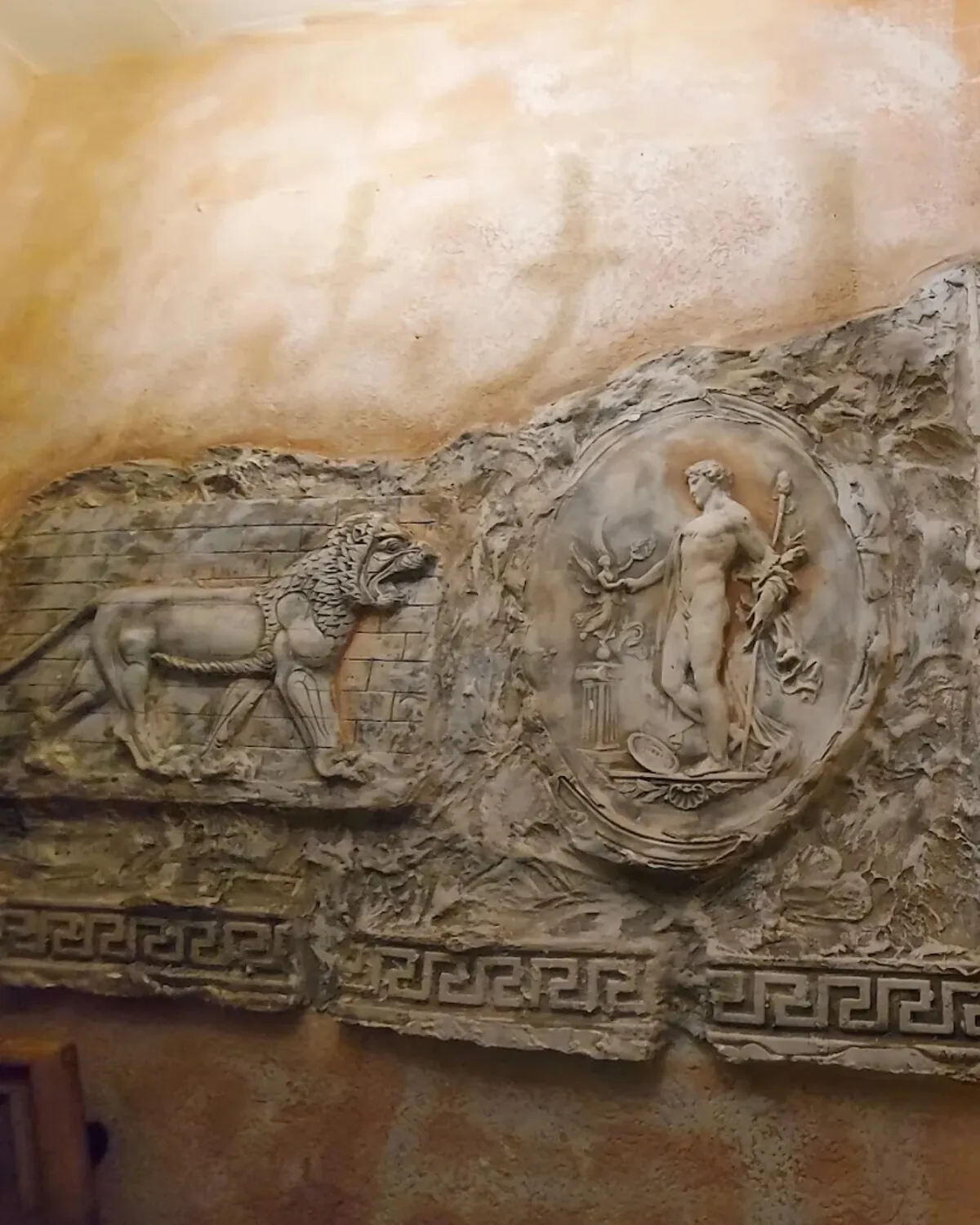 Originales griechisches Wandrelief in der Taverna Olympia